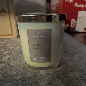 Life in lilac Forever in bloom candle